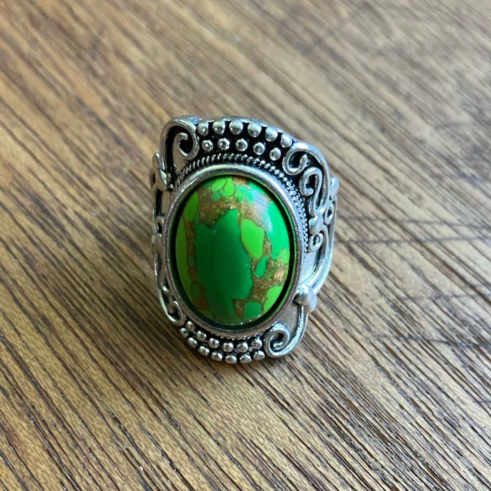 Green‎ and Silver Ornate Women's Costume Ring